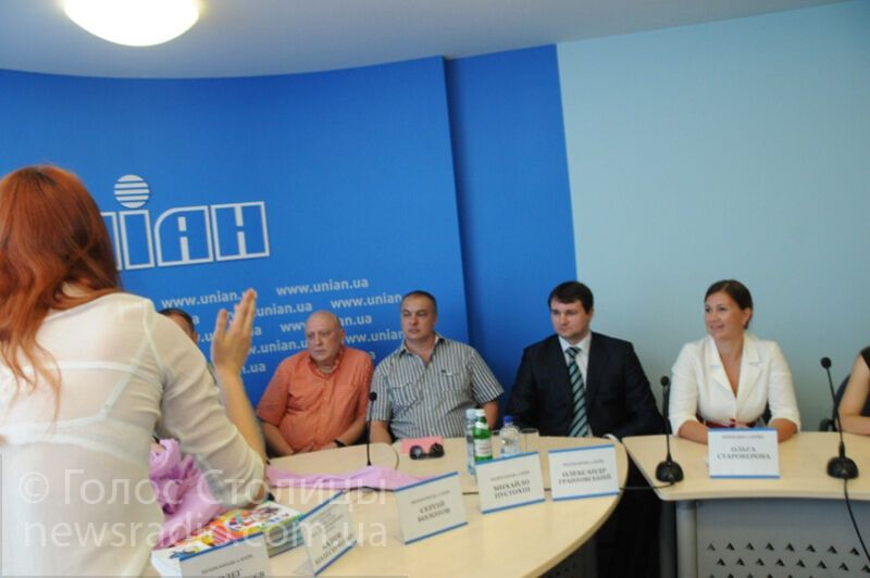 В Колесниченко бросили смирительную рубашку