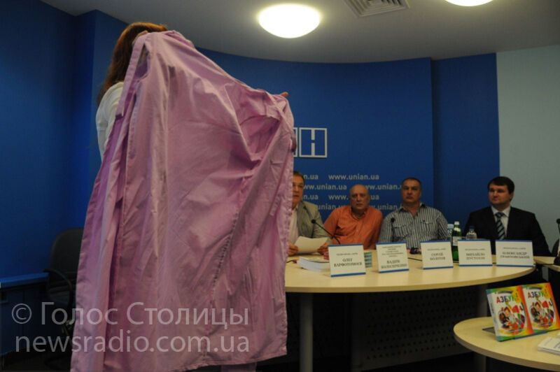Девушку, бросившую в Колесниченко смирительную рубашку, могут посадить на 15 суток