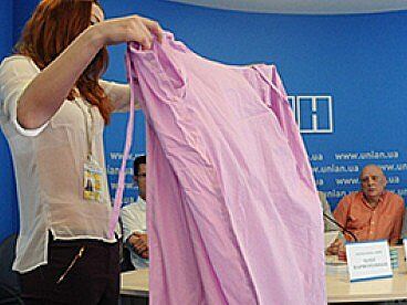 Девушке, бросившей в Колесниченко смирительную рубашку, назначили наказание