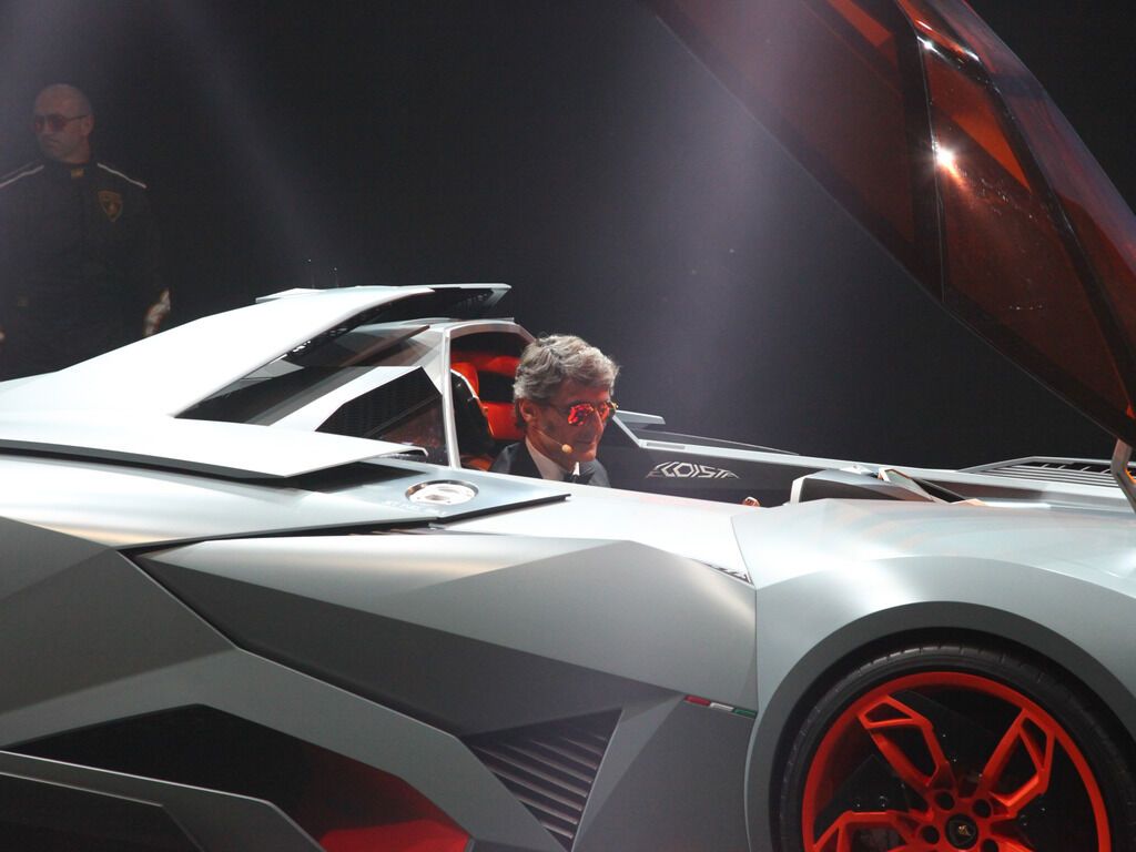 Lamborghini построила суперкар без дверей