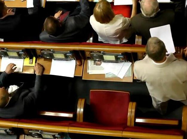 Депутата від ПР знову спіймали на "кнопкодавстві"