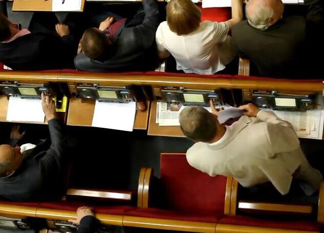 Депутата від ПР знову спіймали на "кнопкодавстві"