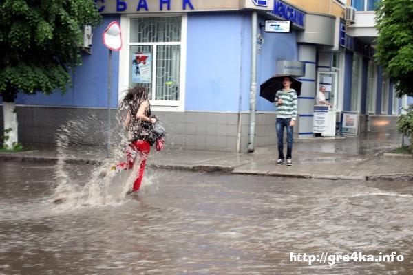 Дощ перетворив дороги Кіровограда в річки