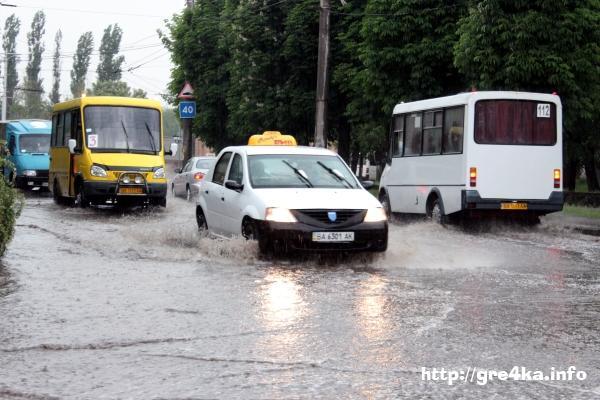 Дождь превратил дороги Кировограда в реки