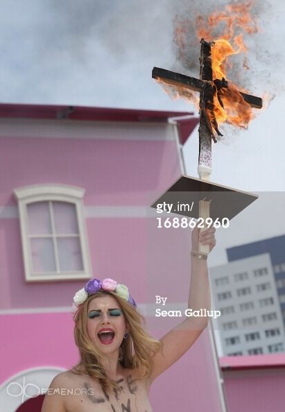 FEMEN сожгли в Германии "Барби"