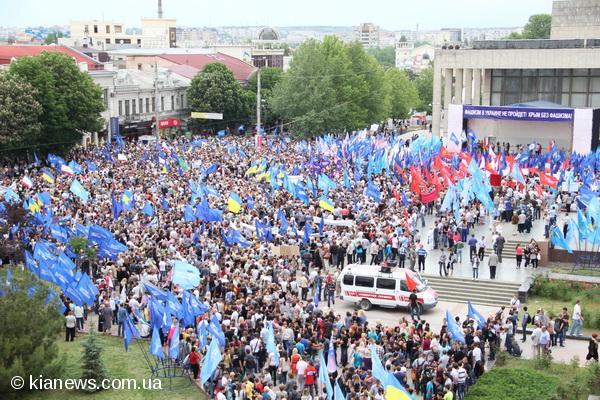 У Сімферополі на мітингу спалили опудало Фаріон