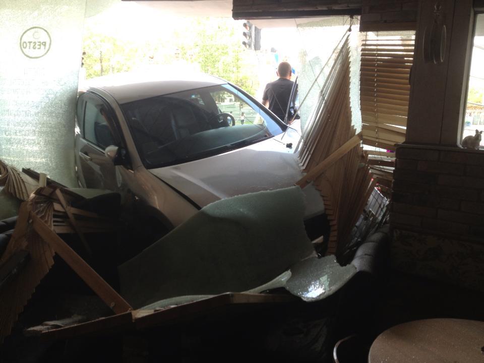 В Симферополе жена прокурора на авто въехала в ресторан