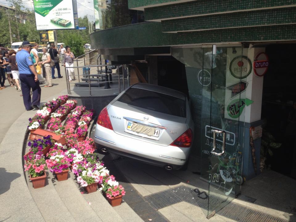 В Симферополе жена прокурора на авто въехала в ресторан