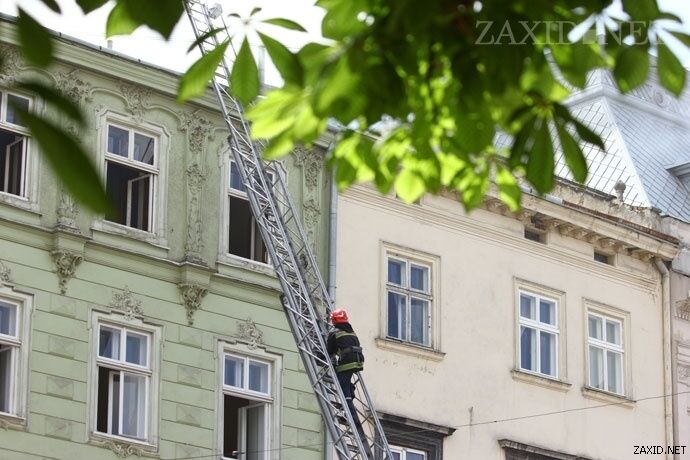 В центре Львова горят крыша и балконы двух домов