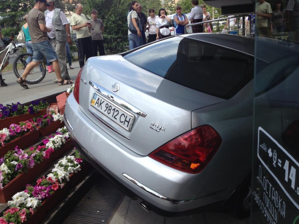 В Симферополе жена прокурора на авто въехала в ресторан