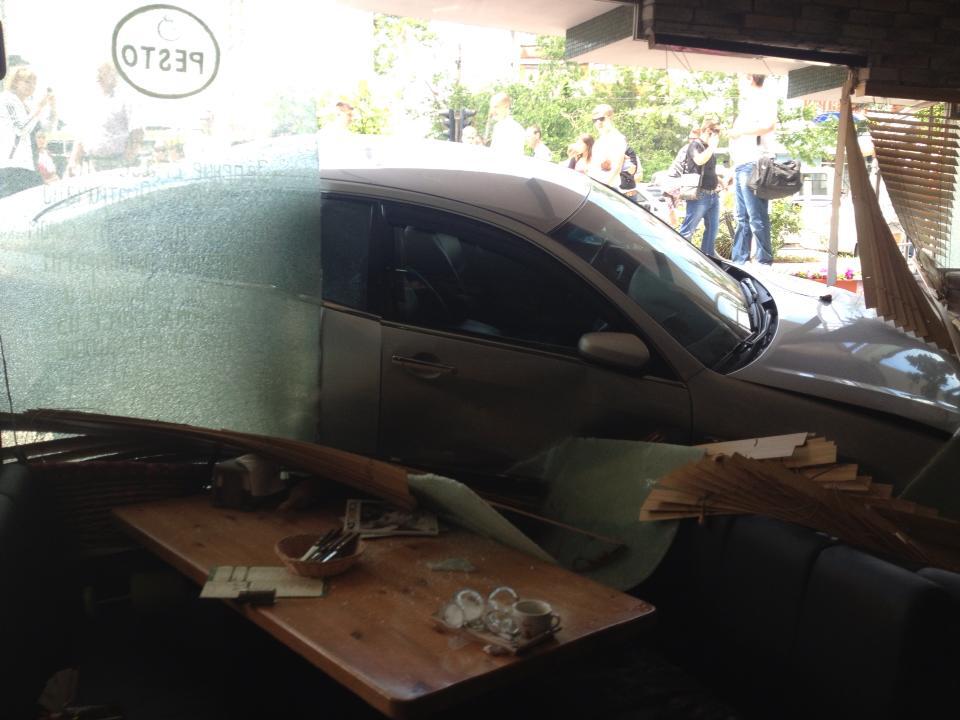 В Симферополе жена прокурора на авто въехала в ресторан