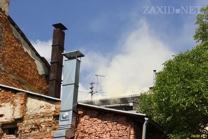 В центре Львова горят крыша и балконы двух домов