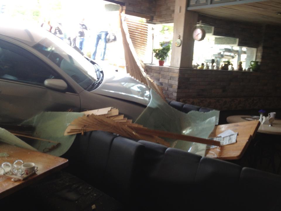 В Симферополе жена прокурора на авто въехала в ресторан