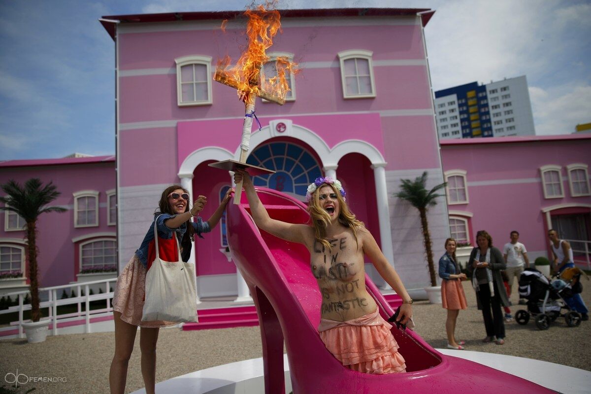 FEMEN сожгли в Германии "Барби"