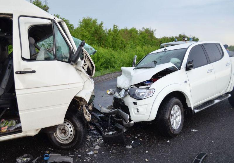 На Харьковщине крупное ДТП: погиб россиянин, 12 человек в больнице