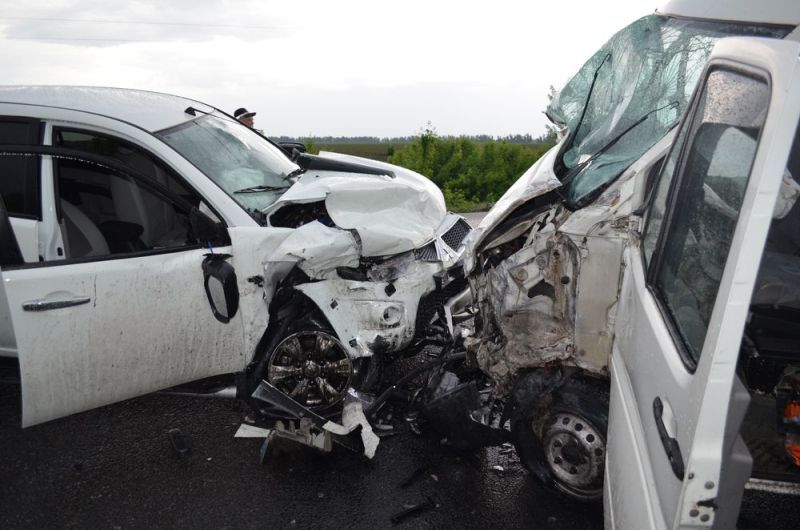 На Харьковщине крупное ДТП: погиб россиянин, 12 человек в больнице