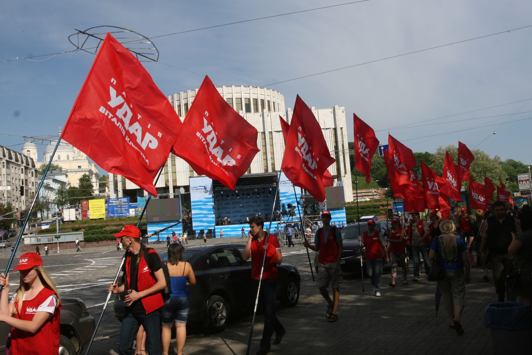 В центре Киева собираются сторонники ПР и оппозиции