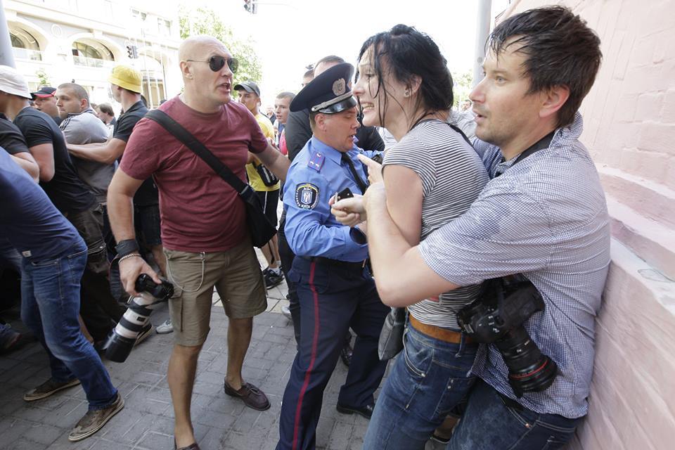 У Києві мітингувальники до крові побили журналістів