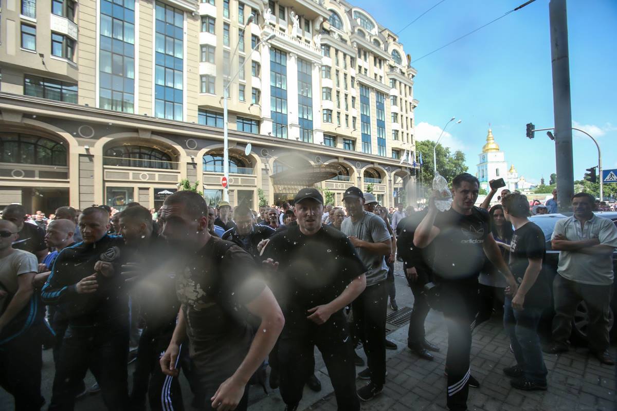 Опубліковані фото людей, які побили журналістів