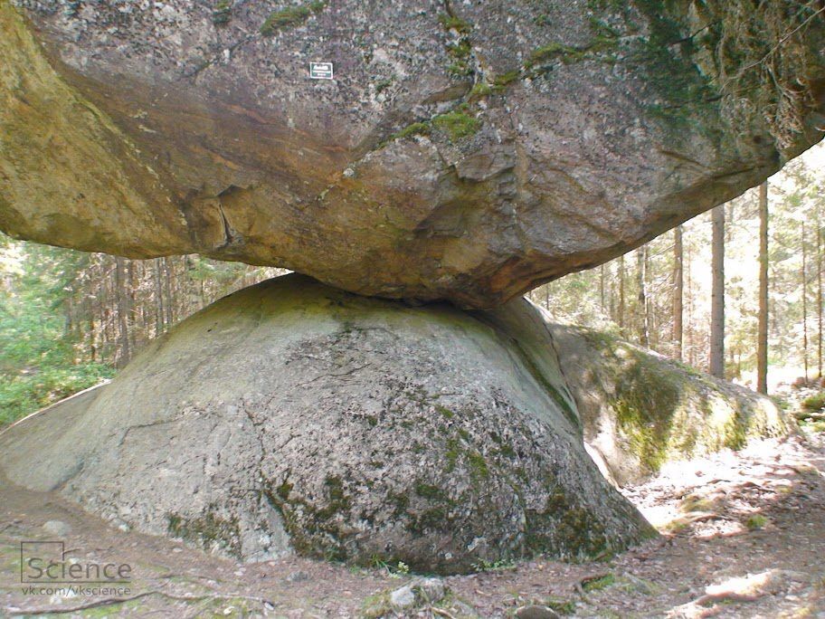 Финляндия: удивительный камень буквально завис в воздухе