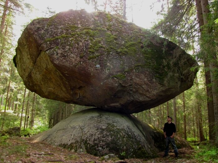 Финляндия: удивительный камень буквально завис в воздухе