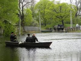 На Черниговщине из-за разлива Днепра по улицам плавают бронеавтомобили 