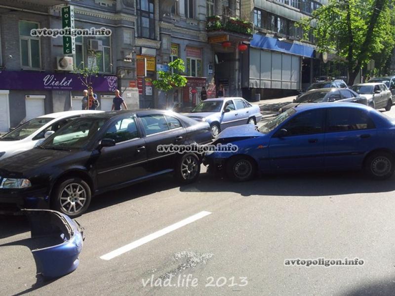 В Киеве Lanos разбил три Skoda Octavia: есть раненые