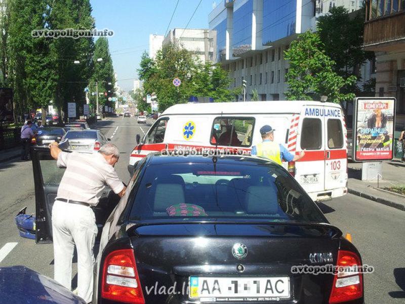 В Киеве Lanos разбил три Skoda Octavia: есть раненые