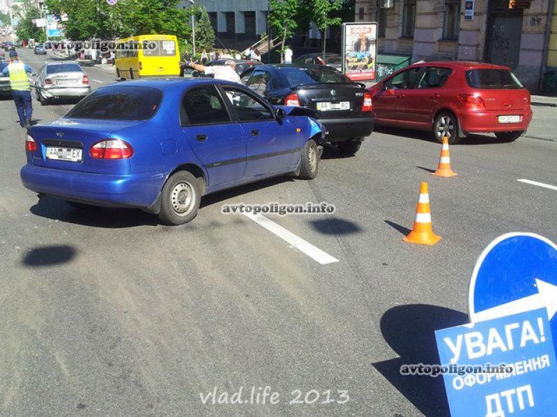 В Киеве Lanos разбил три Skoda Octavia: есть раненые