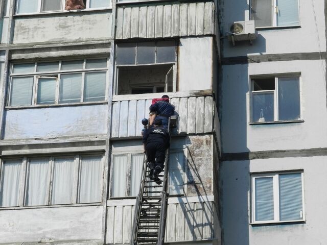 В Херсоне ребенок завис на карнизе седьмого этажа