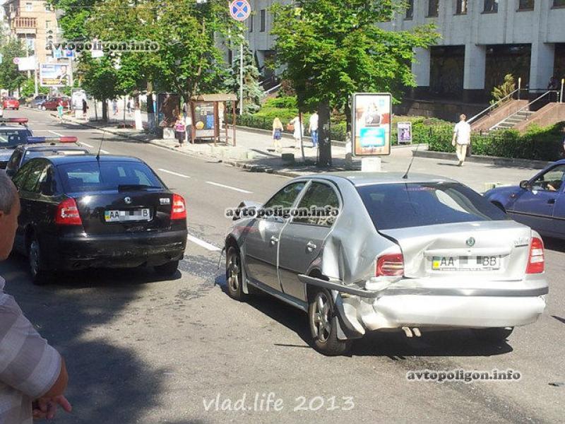 В Киеве Lanos разбил три Skoda Octavia: есть раненые