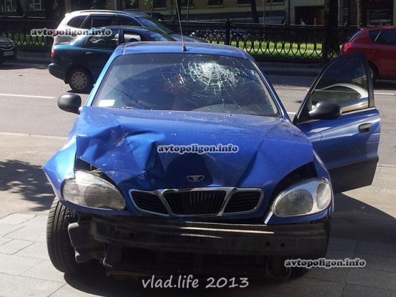 В Киеве Lanos разбил три Skoda Octavia: есть раненые