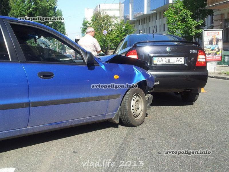 В Киеве Lanos разбил три Skoda Octavia: есть раненые