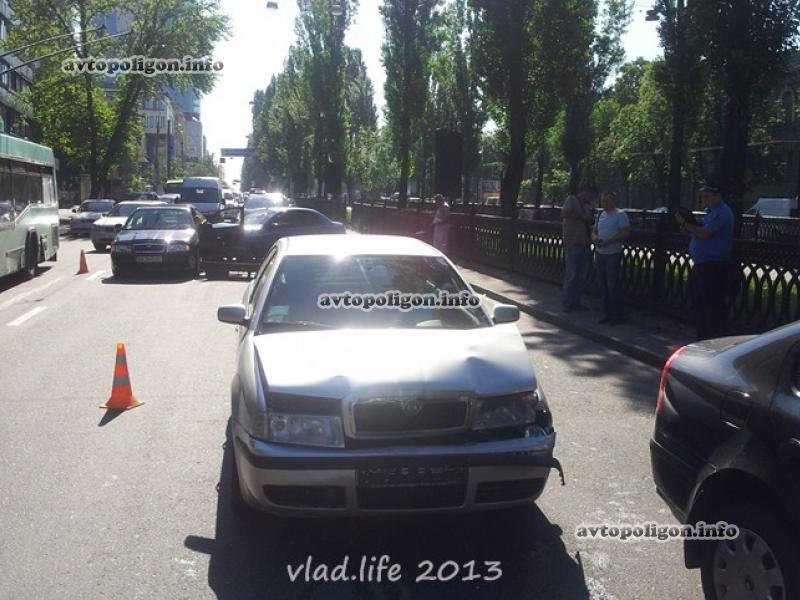 В Киеве Lanos разбил три Skoda Octavia: есть раненые