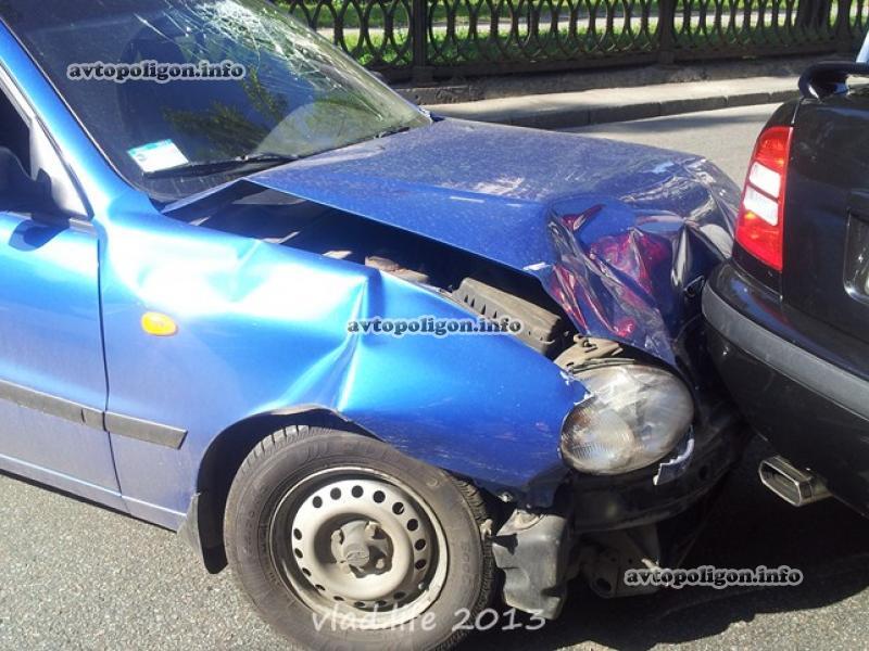 В Киеве Lanos разбил три Skoda Octavia: есть раненые