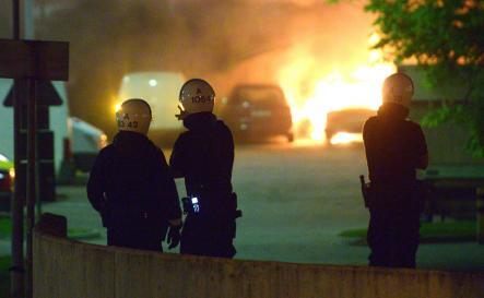 В Стокгольме во время беспорядков сожгли 100 авто