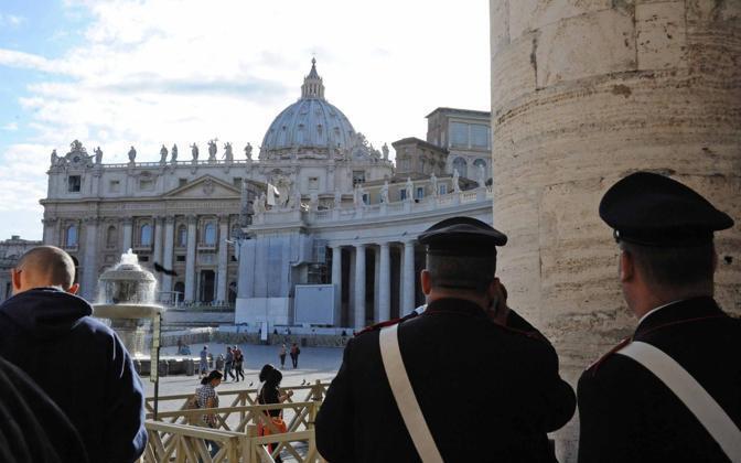 Итальянец с купола собора требует выхода из еврозоны