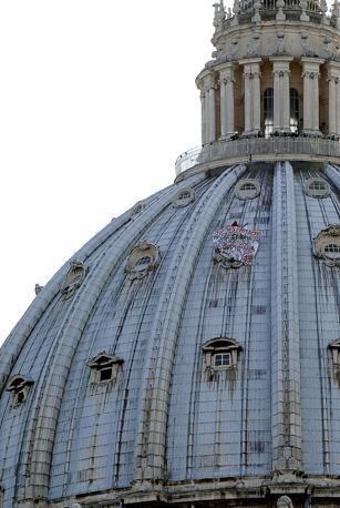 Итальянец с купола собора требует выхода из еврозоны