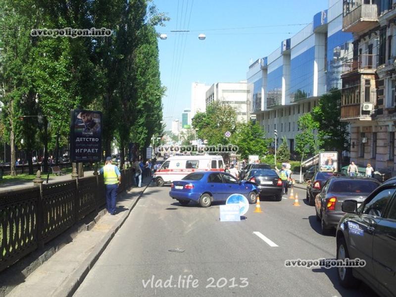 В Киеве Lanos разбил три Skoda Octavia: есть раненые