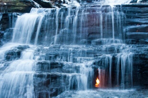 Вечный огонь под водопадом остался для ученых загадкой