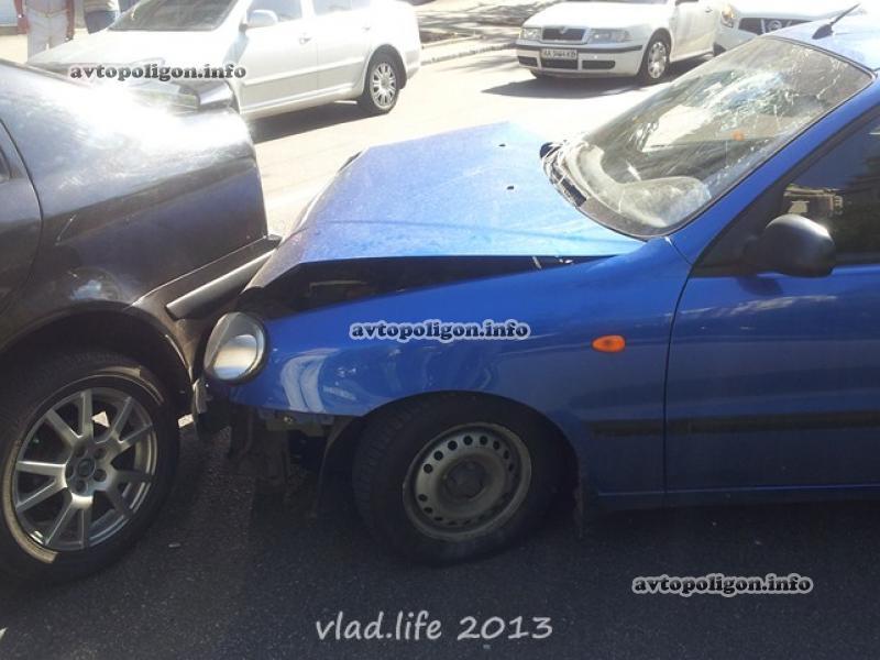 В Киеве Lanos разбил три Skoda Octavia: есть раненые