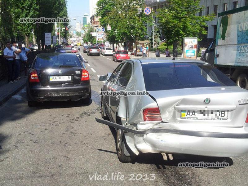 В Киеве Lanos разбил три Skoda Octavia: есть раненые