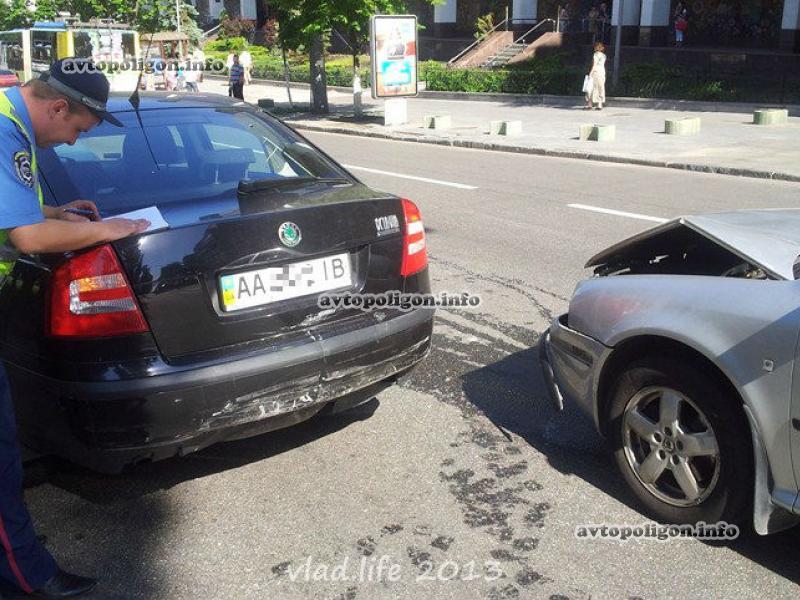 В Киеве Lanos разбил три Skoda Octavia: есть раненые