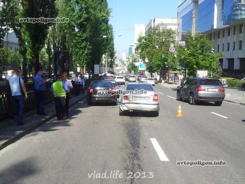 В Киеве Lanos разбил три Skoda Octavia: есть раненые
