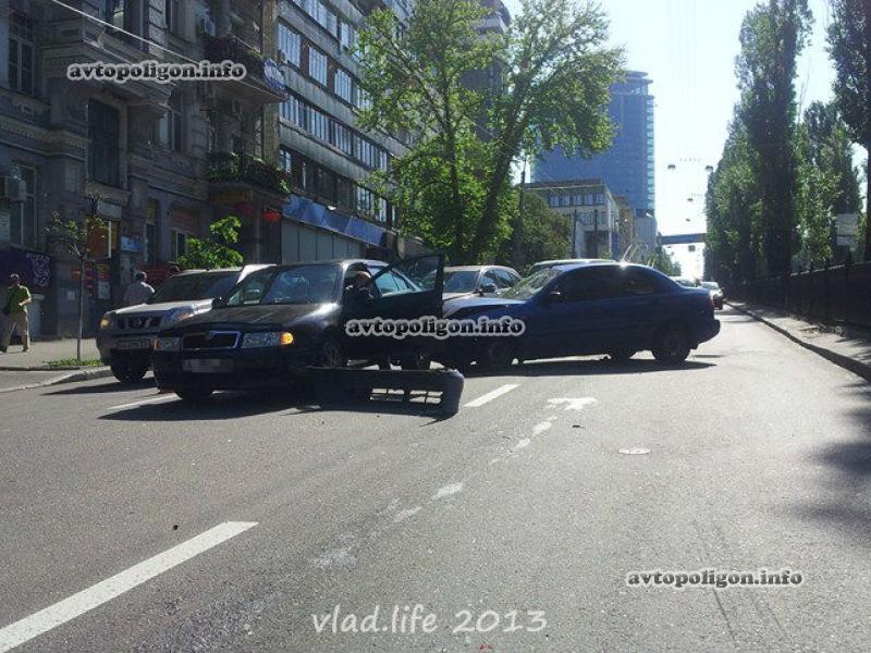В Киеве Lanos разбил три Skoda Octavia: есть раненые