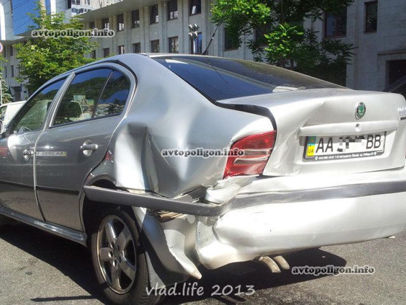 В Киеве Lanos разбил три Skoda Octavia: есть раненые