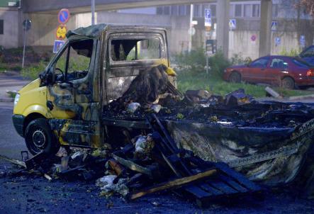 У Стокгольмі під час заворушень спалили 100 авто
