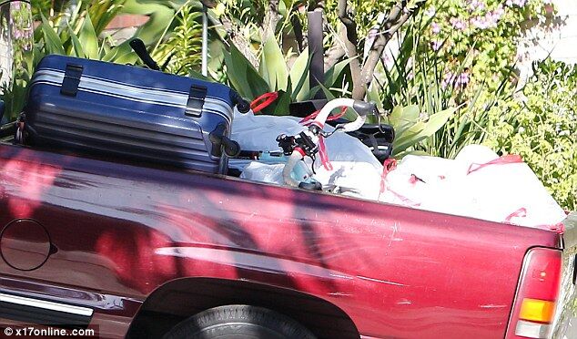 Паттинсон забрал свои вещи и собак из дома Стюарт