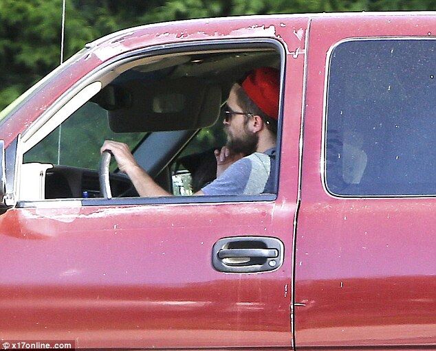 Паттинсон забрал свои вещи и собак из дома Стюарт