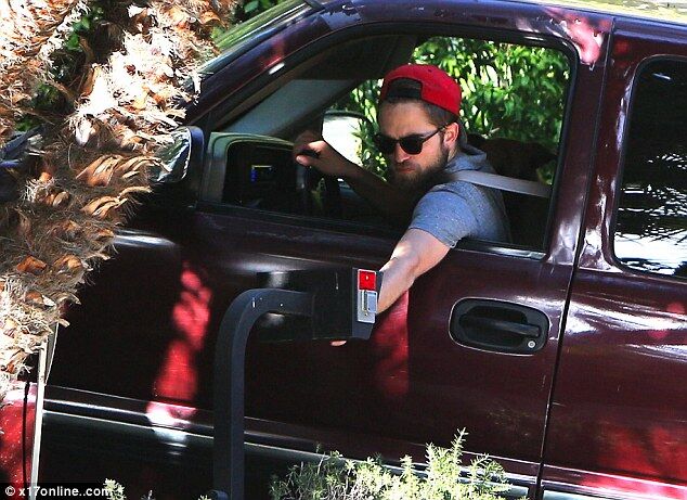 Паттинсон забрал свои вещи и собак из дома Стюарт